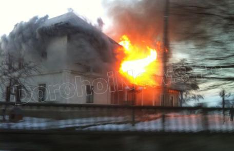 Un conac boieresc din Zvoriștea s-a transformat duminică seară în cenușă – FOTO