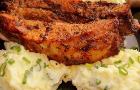 Costiță afumată cu piure de cartofi cu muștar