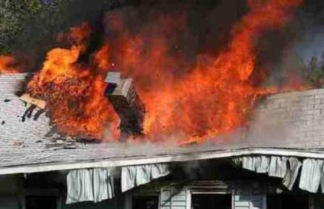 Locuinţă aprinsă de un coş de fum deteriorat