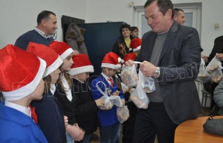 Consilierii locali dorohoieni au fost colindați la ultima ședință din anul 2014 – VIDEO/FOTO