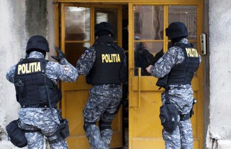Patru mandate de percheziții domiciliare la persoane bănuite de contrabandă cu ţigări