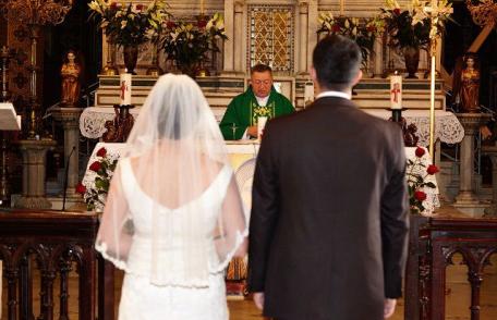 Cununia civilă ar putea fi oficiată de preoţi în biserică