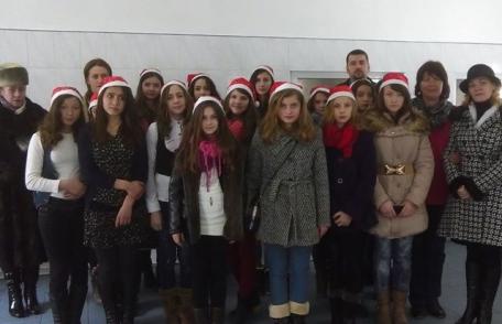 O rază de lumină în prag de sărbători adusă de elevii Școlii Gimnaziale „Dimitrie Pompeiu” Broscăuți, bătrânilor de la Azilul din Dorohoi