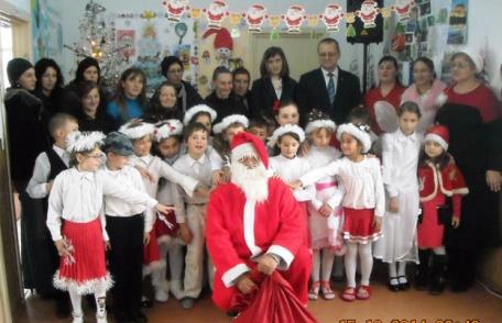 Vin Sărbătorile, Creștini! – Spectacol desfășurat la Şcoala Primară nr. 2 Sauceniţa - FOTO 