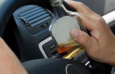 Tânăr ajuns în șanț cu mașina datorită consumului de alcool 