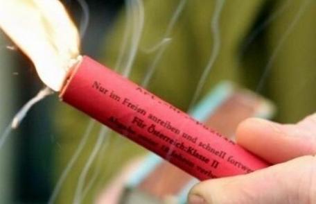 Dorohoiancă depistată de jandarmi transportând zeci de petarde într-un rucsac