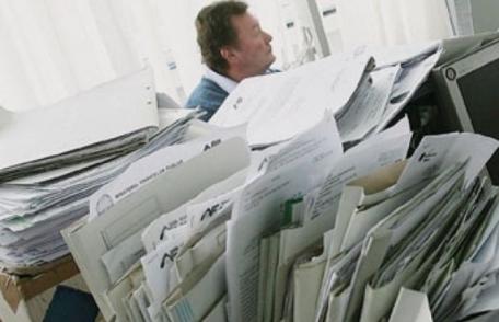 Noutăți despre concediu și salariu - Iohannis a promulgat modificările la Codul muncii