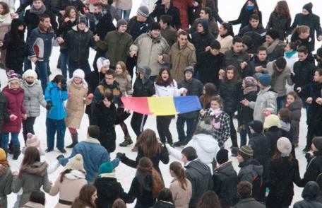 Hora Unirii cu un mare număr de elevi la C.N. Mihai Eminescu Botoșani - FOTO