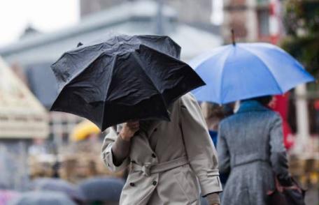 Ninsori și vânt puternic în întreaga țară, până luni după amiază