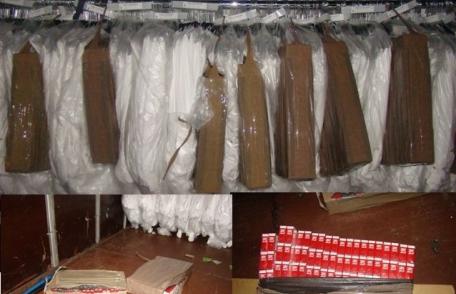 Aproximativ 3.000 pachete de ţigări ascunse pe umeraşe cu haine - FOTO