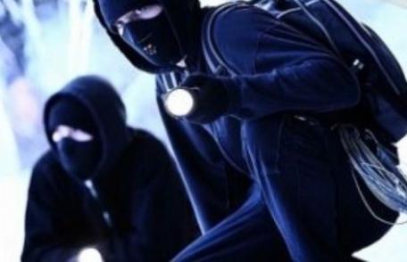 Doi tineri bănuiţi de comiterea unor furturi, identificați de poliţişti