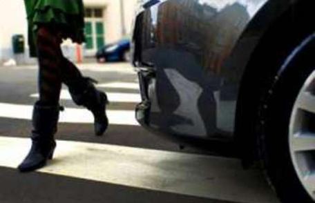 Tânără accidentată grav pe o trecere de pietoni de pe strada Poștei din Dorohoi
