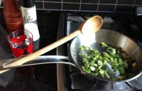 Orificiul din mânerul tigăii nu este pentru agăţat în cui. La ce foloseşte