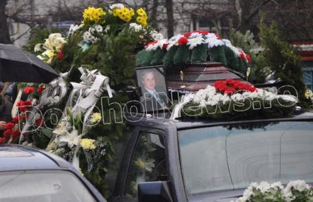 Lacrimi de durere! Zeci de oameni l-au condus pe ultimul drum pe profesorul Cornel Stoica din Dorohoi - FOTO