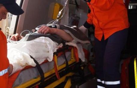 Tânăr în stare gravă, ajuns la spital, după ce a fost înjunghiat în abdomen!