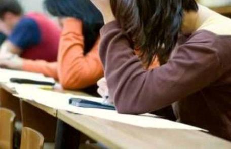 Perle la simularea pentru Evaluare Națională 2015: „Eu mai am de scris, dar zice că ne ea foile”