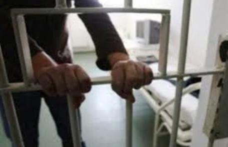 Bănuiţi de contrabandă cu ţigarete, cercetaţi în stare de reţinere 