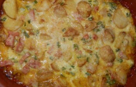 Cartofi prăjiți cu ou și brânză