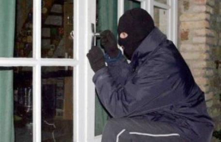 Bunuri în valoare de peste 30.000 de euro furate dintr-o locuintă din comuna Roma