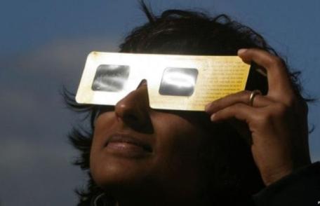 Un tânăr care a privit cu ochiul liber eclipsa de soare, a ajuns la spital