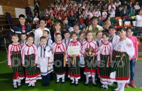 Premiul I pentru grupul „Brâulețul” de la Școala „Al. I. Cuza” Dorohoi la concursul de dansuri populare de la Focșani - FOTO