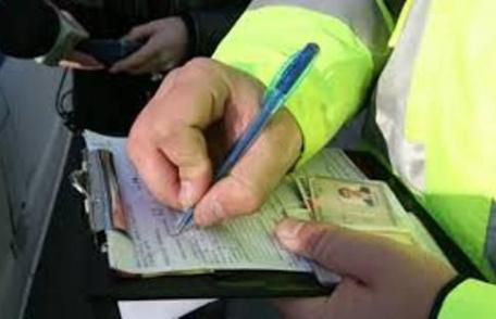 Inconștiență la volan! Deși avea permisul suspendat a fost depistat circulând cu viteza  peste limita legală