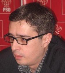 Deputatul Andrei Dolineaschi îi invită la dezbatere pe profesorii din judeţul Botoşani