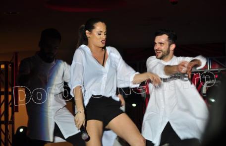 Concert incendiar susținut de Raluka la Uvertura Mall - FOTO