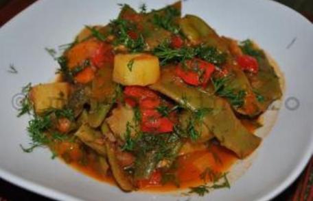 Mâncare de fasole verde cu dovlecei și cartofi