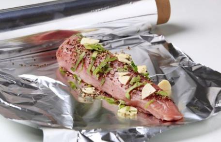 Pericolul gătitului cu folia de aluminiu. Medicii români, avertisment despre bolile provocate