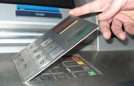 Patru bulgari, prinşi în timp ce montau dispozitive de skimming la bancomate