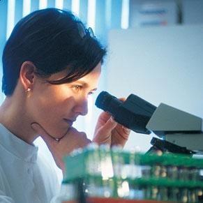 Analiza care vede cancerul mai bine decât Papanicolau