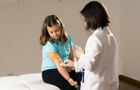 Refuzul de vaccinare a copilului va fi sancţionat din 2016. Părinţii care se opun vaccinării riscă să piardă ajutoarele de la stat