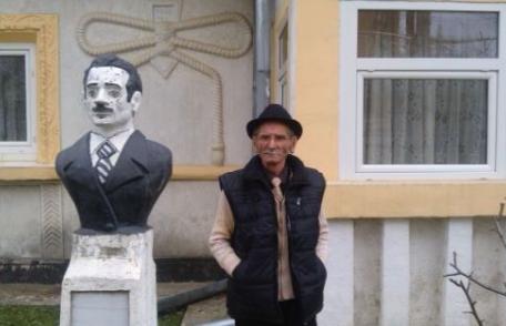 Moş Dumitru, artistul rom din Dorohoi care şi-a făcut singur statuie în curte, a ajuns vedetă națională