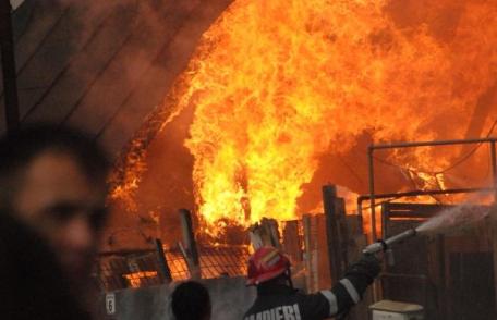 Două incendii în aceeaşi comună, izbucnite în mai puţin trei ore