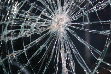 Tânăr violent, acuzat de distrugere de bunuri