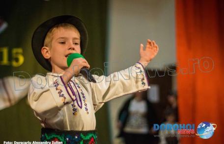 Zeci de prichindei au „defilat” la Festivalul–concurs județean „Din lada cu zestre a bunicii” Dorohoi - FOTO