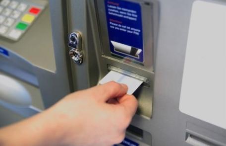 Situaţie hilară în România. Bancomate blocate cu carduri de sănătate
