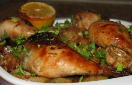 Pulpe de pui în sos de vin alb şi ierburi aromatice