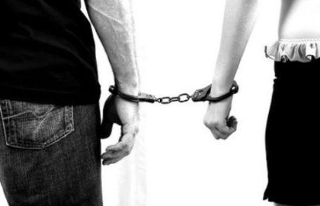 Doi tineri care se aflau într-un taxi reținuți de o echipă de jandarmi și polițiști. Vezi ce au găsit asupra lor!