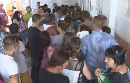 Români disperaţi, la cozi interminabile pentru a primi bani de la stat
