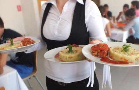 Chelneriţă, convinsă de concurenţă să-şi „trădeze” patronul pentru ca ANAF să închidă restaurantul