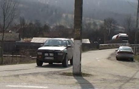 Un stâlp de electricitate a fost uitat de zece ani în mijlocul drumului