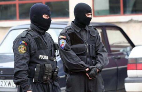 Percheziţii la persoane bănuite de punere în circulaţie de monedă falsificată