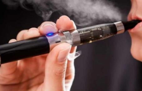 Tigările electronice pot cauza bătăi neregulate ale inimii. Ce alte efecte negative au