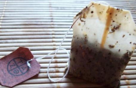 Vezi ce se întâmplă dacă laşi peste noapte în pantofi pliculeţe de ceai folosite