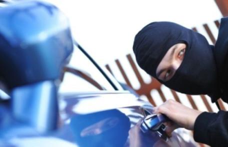 Depistaţi de polițiști la scurt timp după comiterea unui furt 