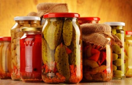 Avertismentul medicilor: ce trebuie să știi înainte de a mânca castraveți și gogoșari în oțet