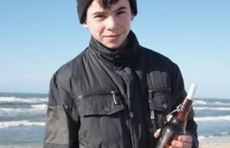 POVESTE EMOŢIONANTĂ: Un băiat din Rusia a descoperit un mesaj într-o sticlă trimis de un copil german, în urmă cu 24 de ani