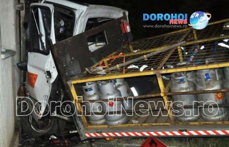 Accident grav: O autoutilitară cu butelii s-a izbit într-un bloc de pe Bulevardul Victoriei din Dorohoi - FOTO